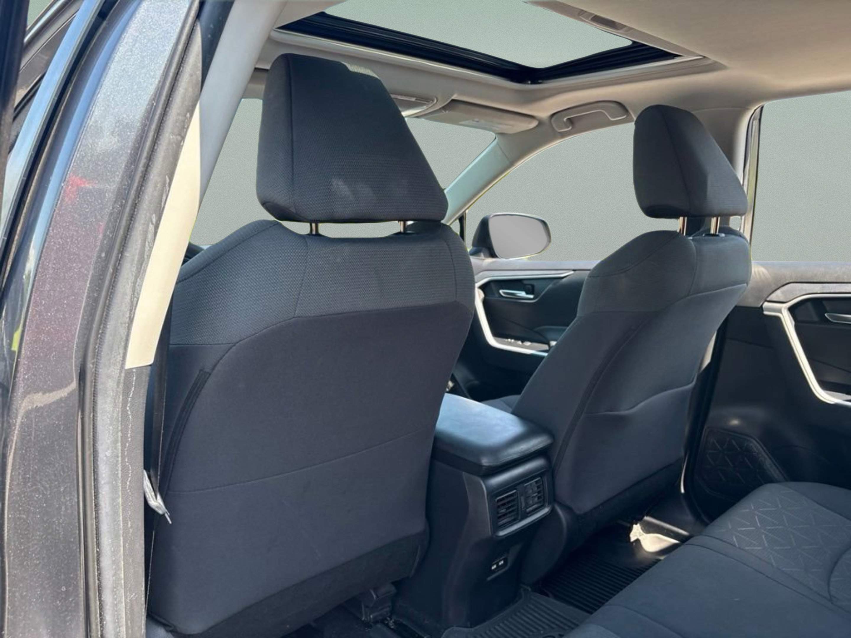Used 2021 Toyota RAV4 XLE w/ Convenience Package FWD image 25