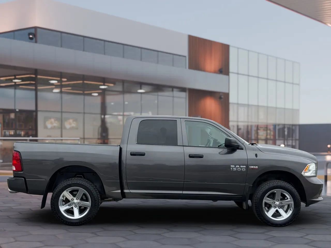 Used 2017 RAM 1500 Express image 11