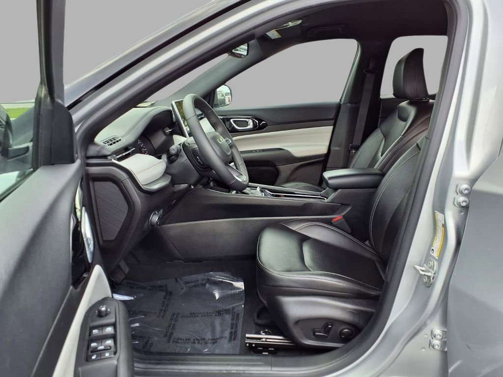 Used 2025 Jeep Compass Limited image 21