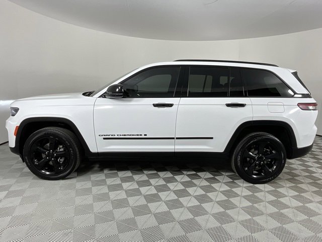 Used 2024 Jeep Grand Cherokee Altitude image 10