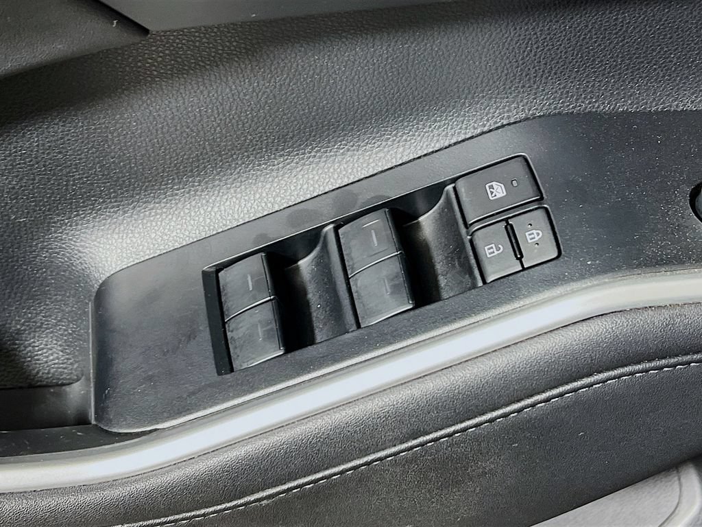 Used 2023 Toyota Highlander XLE AWD/4WD image 16