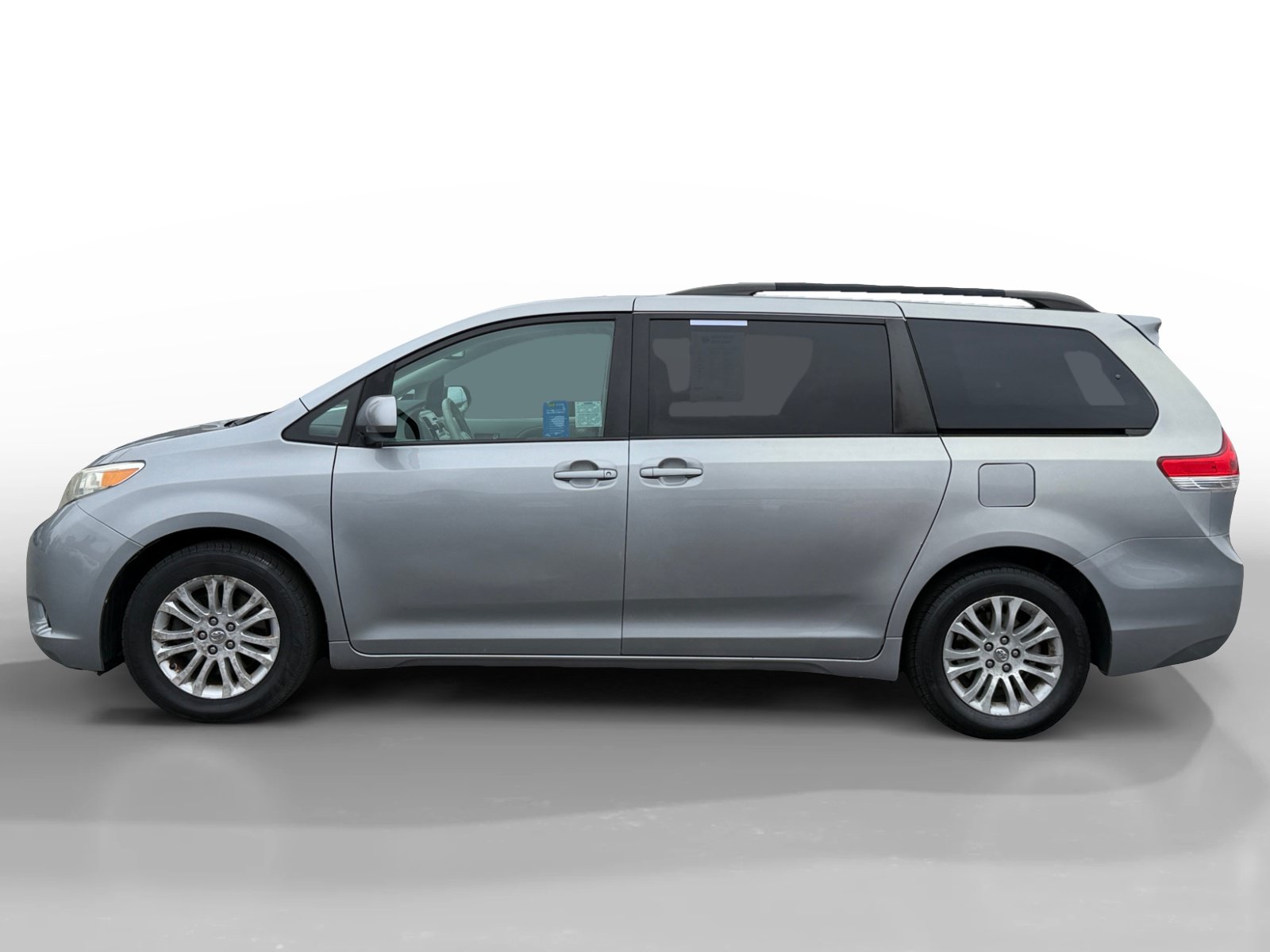 Used 2012 Toyota Sienna XLE FWD image 2