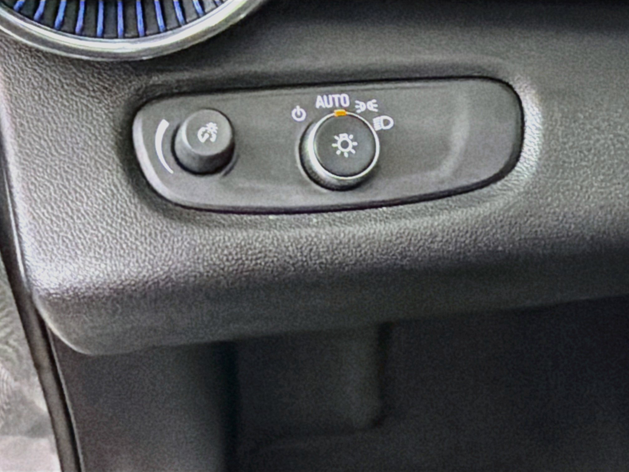 Used 2025 Chevrolet Trax LT FWD image 16
