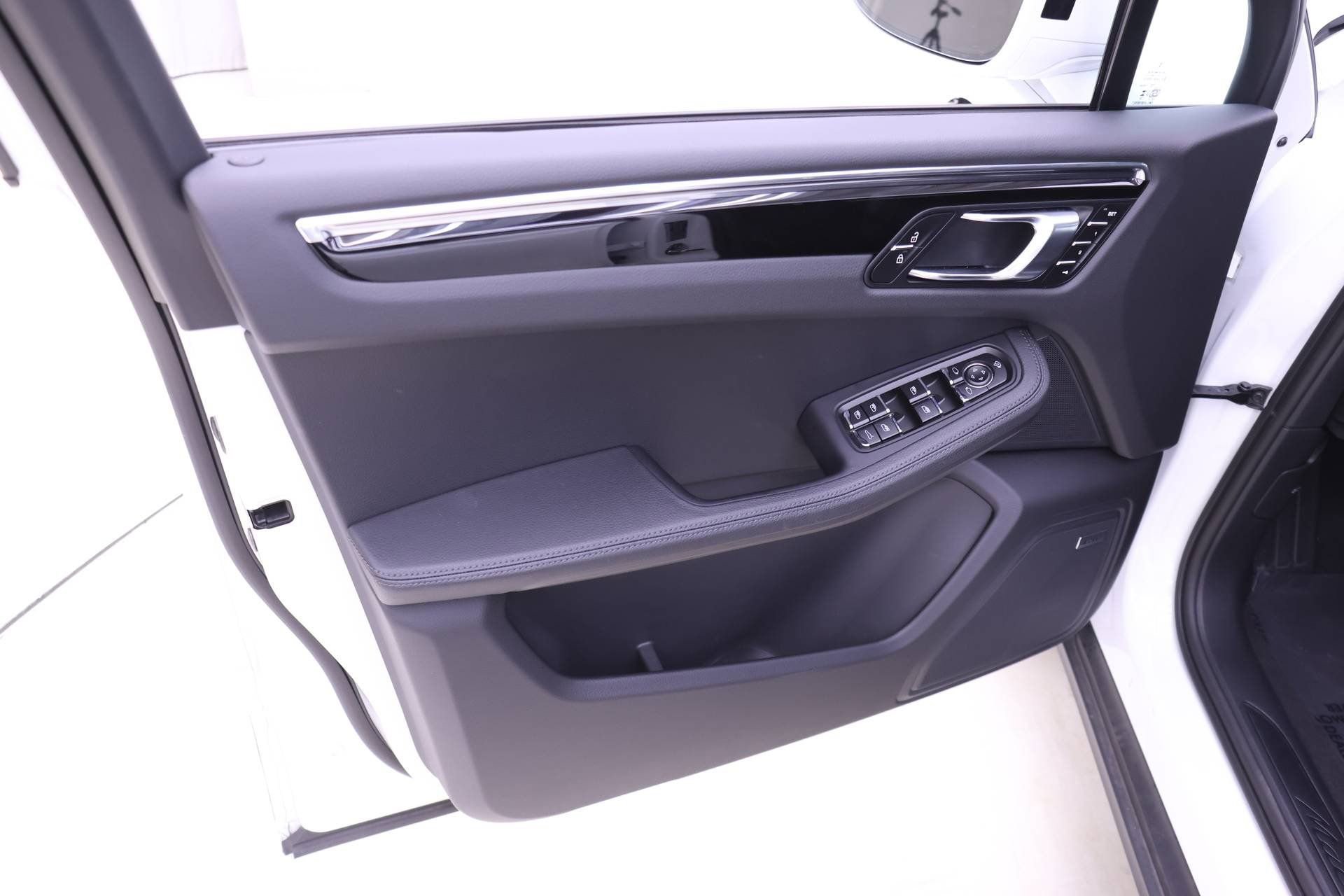 Used 2025 Porsche Macan AWD/4WD image 15