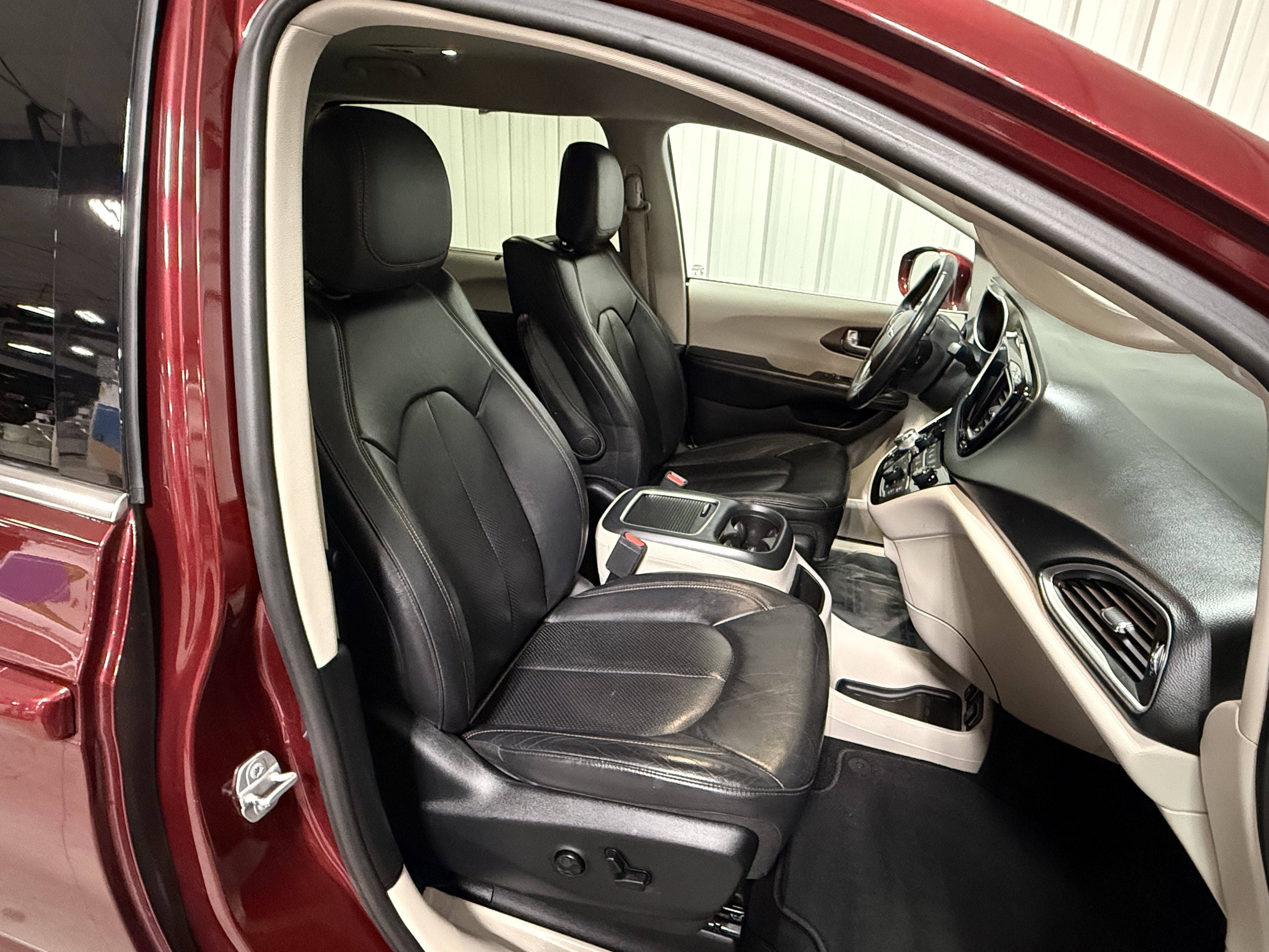Used 2017 Chrysler Pacifica Touring-L Plus FWD image 10