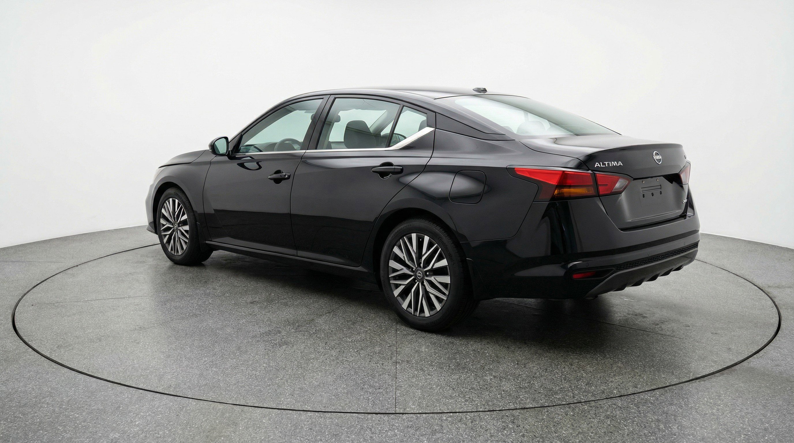 Used 2025 Nissan Altima 2.5 SV FWD image 6