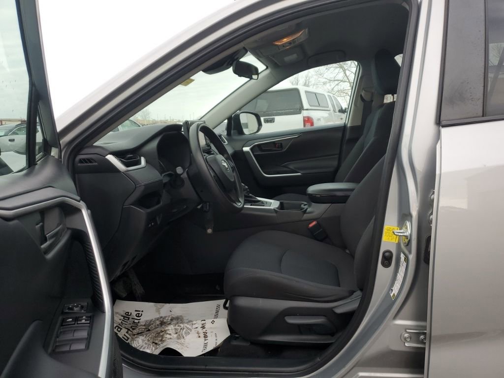 Used 2021 Toyota RAV4 LE image 32
