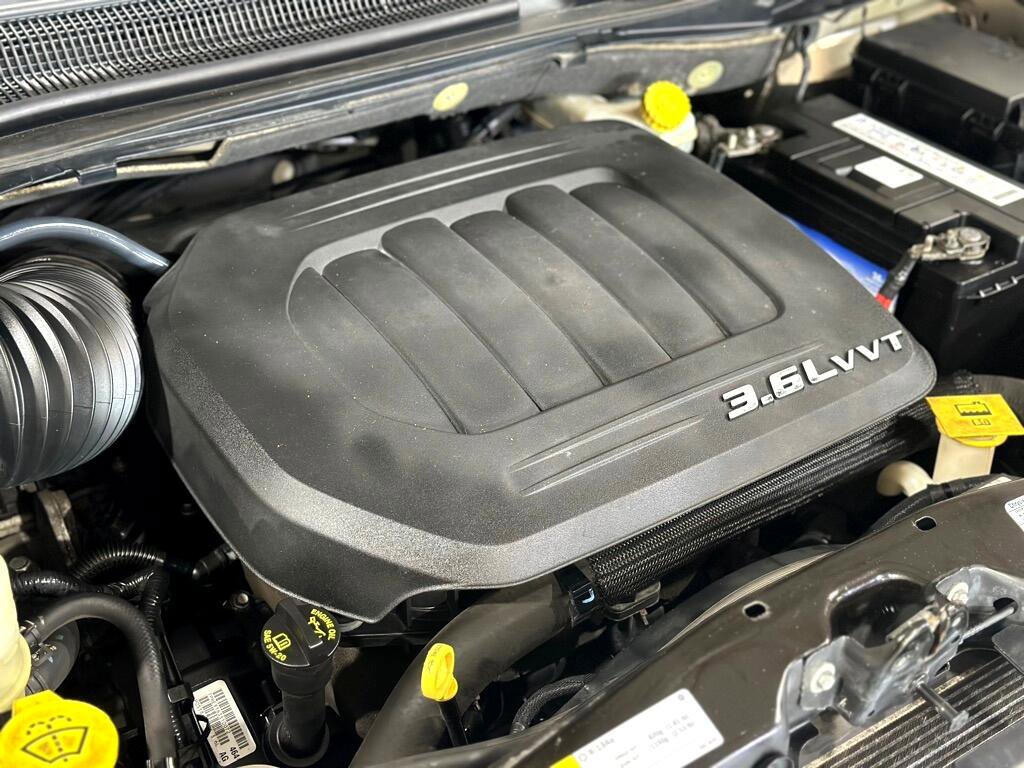 Used 2014 Chrysler Town & Country Touring image 38