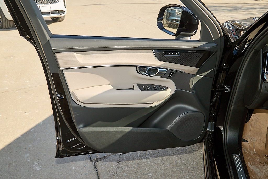 New 2026 Volvo XC90 B6 Plus w/ Protection Package image 10