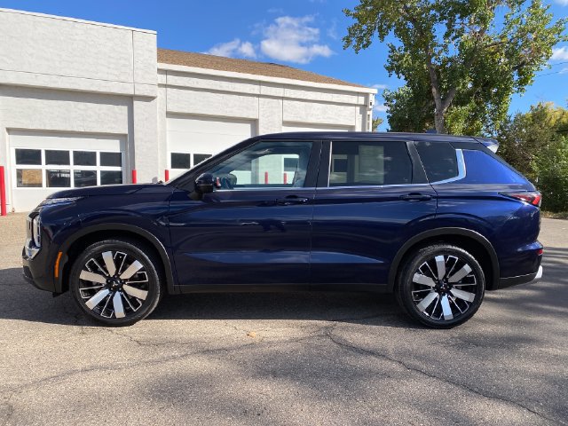 Used 2025 Mitsubishi Outlander SE AWD/4WD image 2