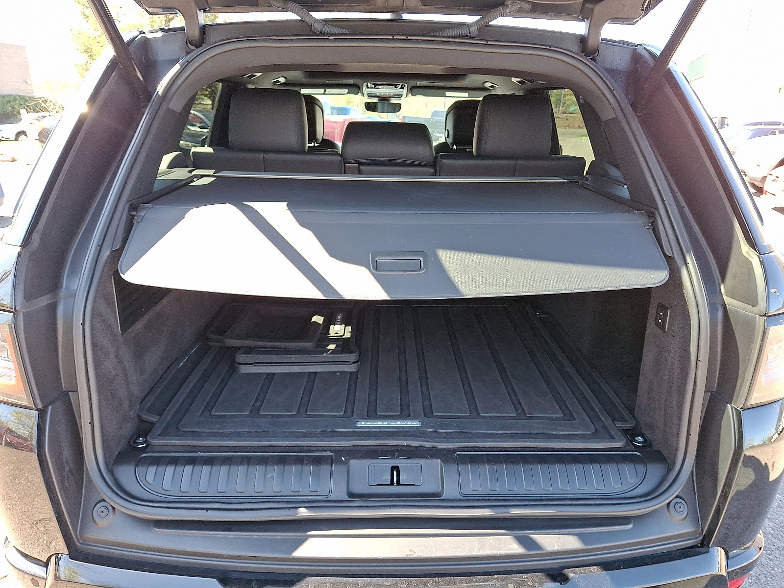 Used 2020 Land Rover Range Rover Sport HST image 28