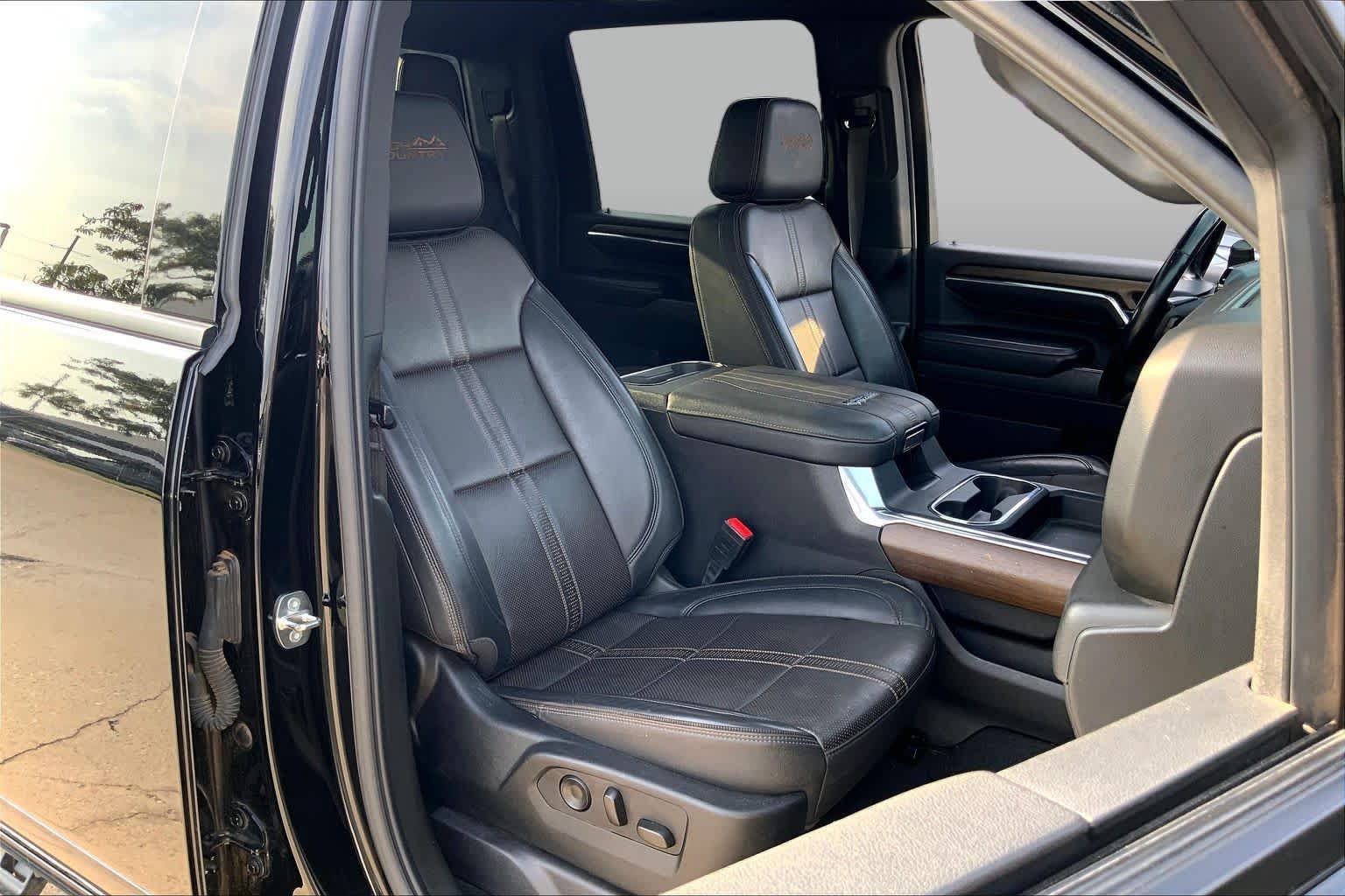 Used 2024 Chevrolet Silverado 2500 High Country w/ High Country Premium Package AWD/4WD image 8