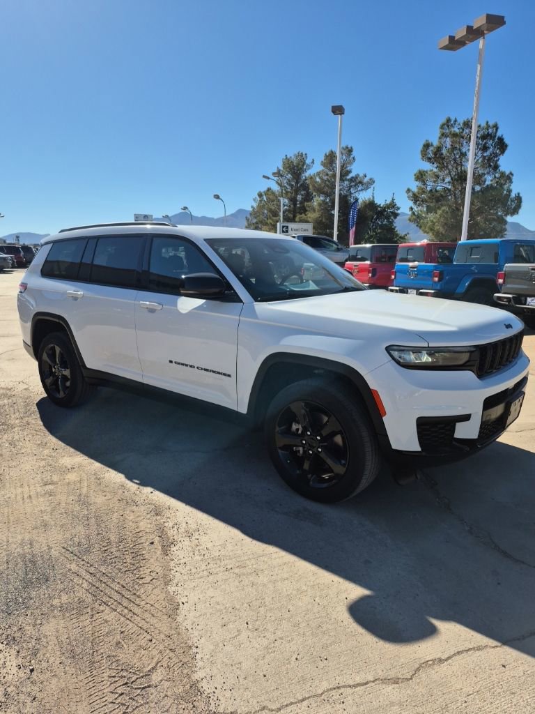 Used 2023 Jeep Grand Cherokee L Altitude AWD/4WD image 3