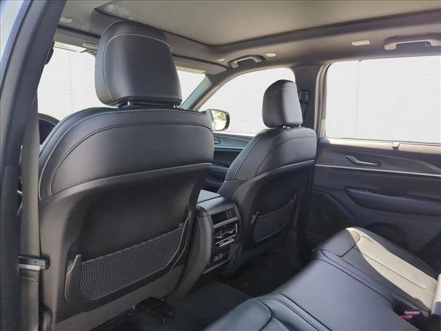 New 2025 Jeep Grand Cherokee Limited w/ Luxury Tech Group II RWD image 18