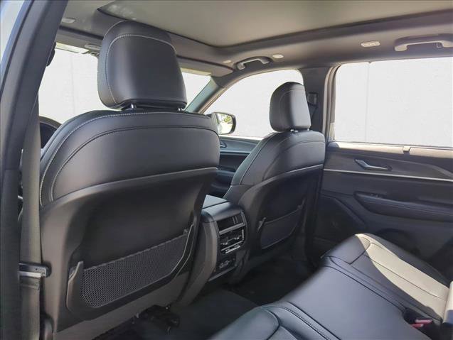 New 2025 Jeep Grand Cherokee Limited w/ Luxury Tech Group II RWD image 18