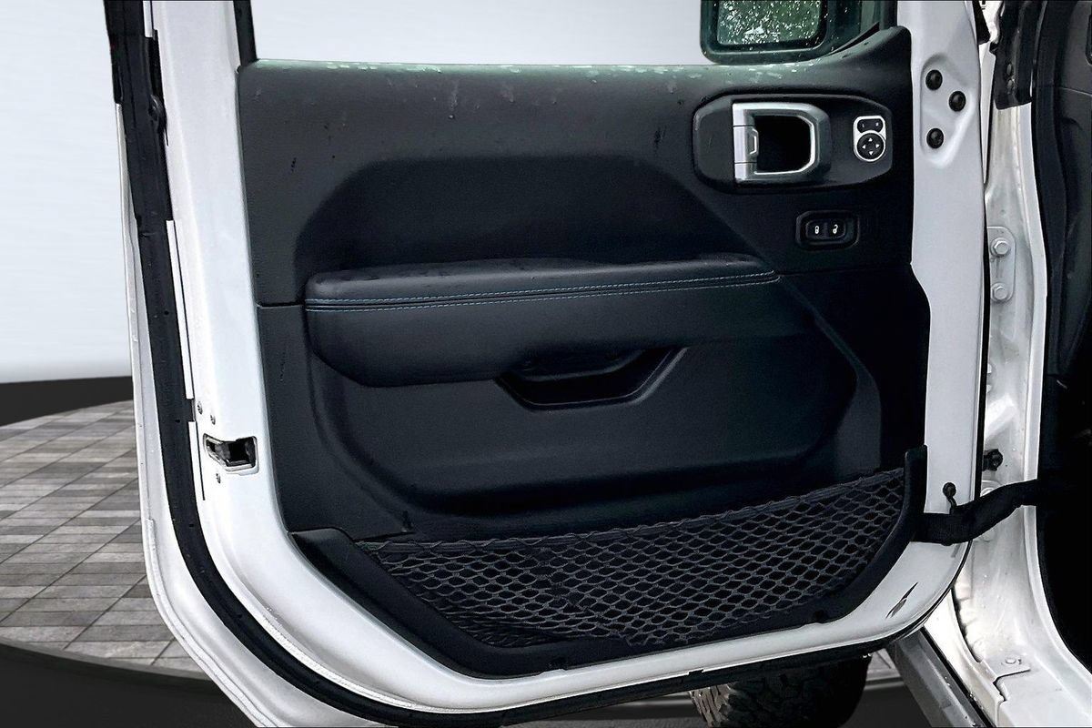 Used 2022 Jeep Wrangler Unlimited Rubicon 4xe w/ Cold Weather Group AWD/4WD image 9