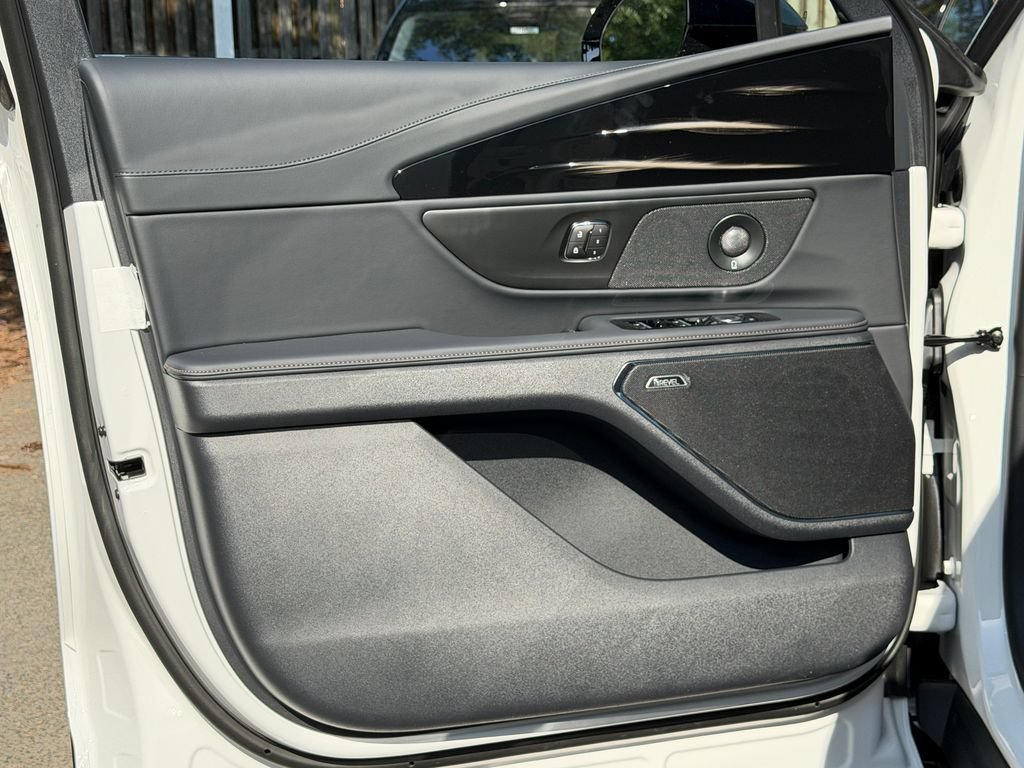 New 2026 Lincoln Nautilus Reserve w/ Jet Appearance Package AWD/4WD image 16
