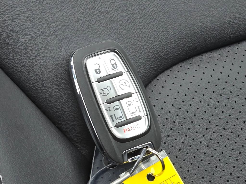 New 2026 Chrysler Pacifica Select FWD image 13