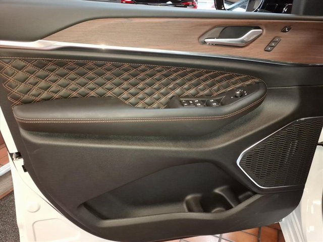 New 2025 Jeep Grand Cherokee L Summit image 9