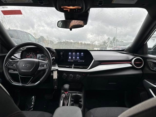 Used 2025 Chevrolet Trax RS w/ Sunroof Package FWD image 17