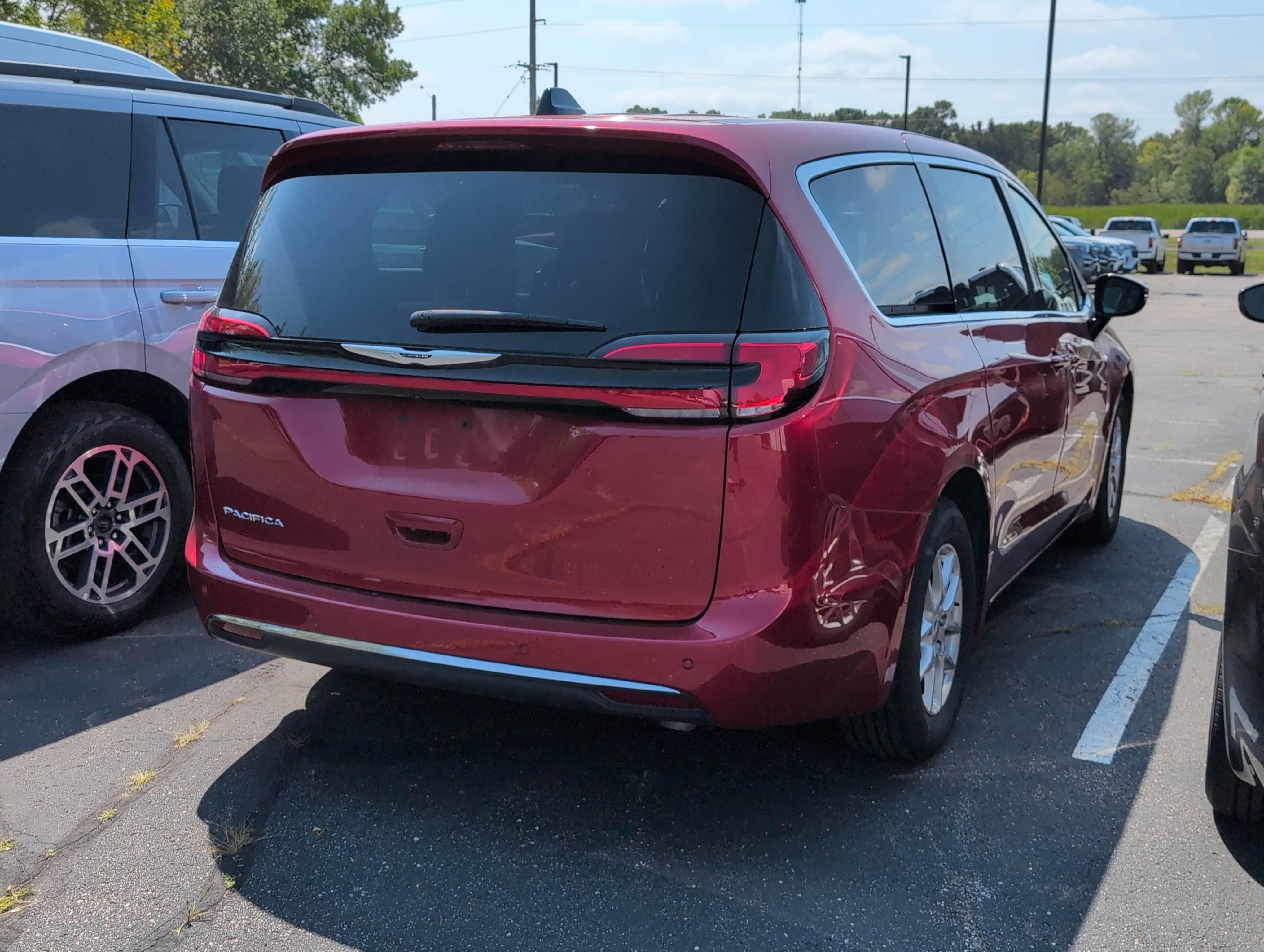Used 2025 Chrysler Pacifica Select FWD image 4
