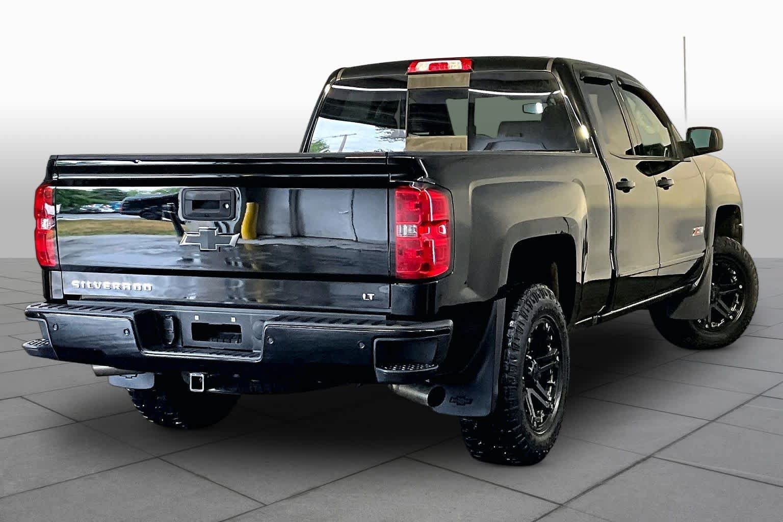 Used 2017 Chevrolet Silverado 1500 LT w/ Midnight Edition AWD/4WD image 13
