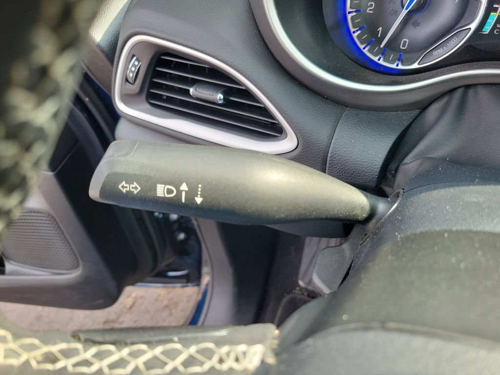Used 2025 Chrysler Pacifica Select FWD image 31