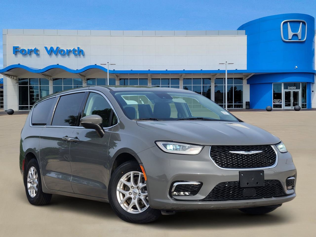 Used 2023 Chrysler Pacifica Touring-L FWD image 1