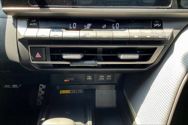 Used 2025 Toyota Camry SE FWD image 17