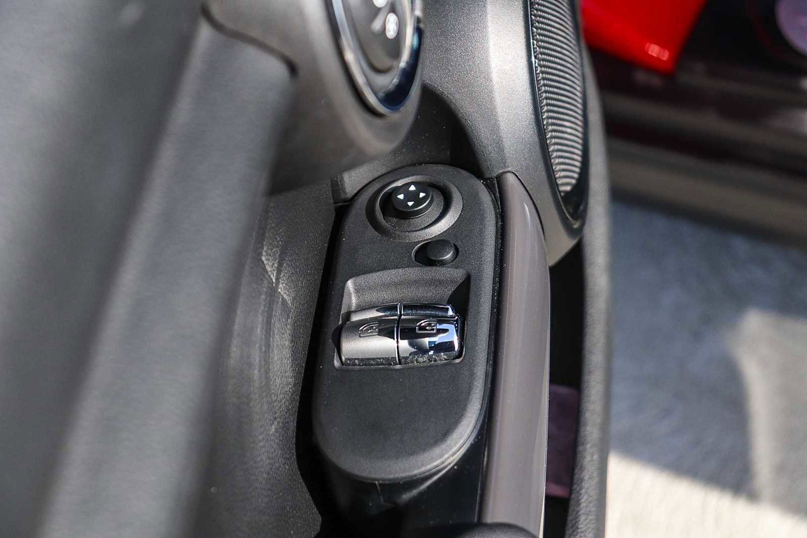 Used 2020 MINI Cooper 2-Door Hardtop image 29