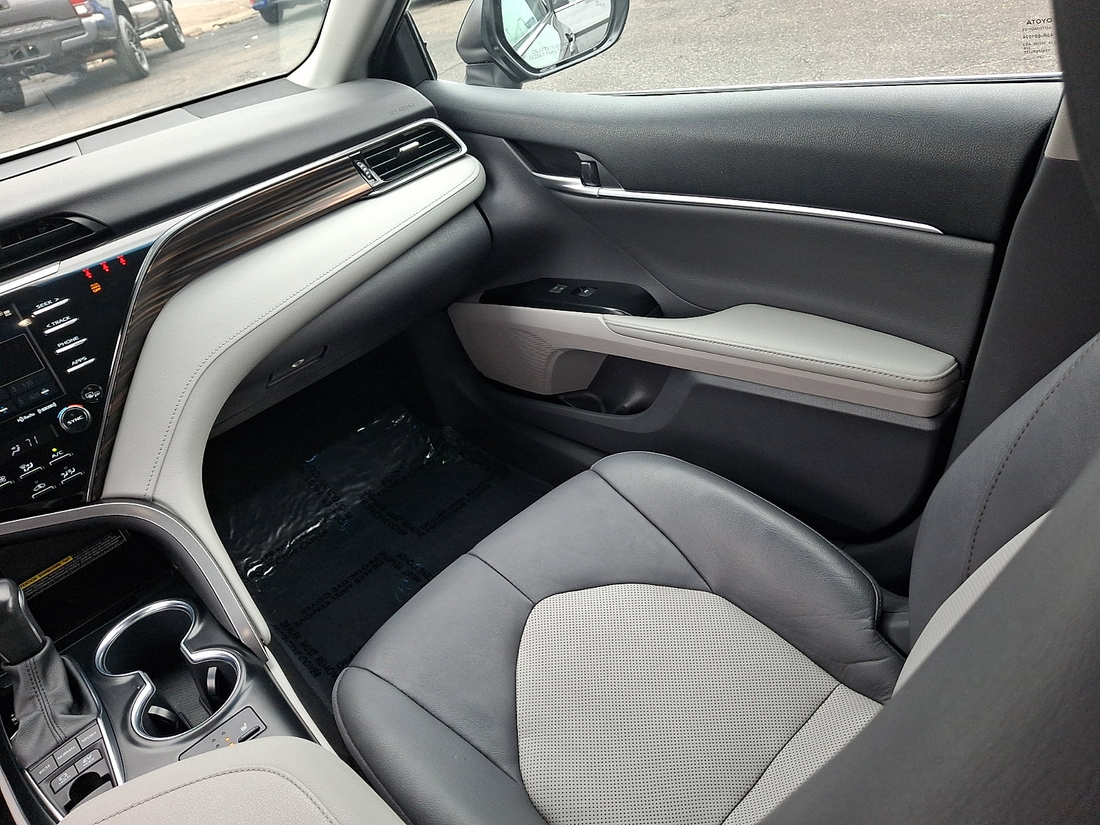 Used 2020 Toyota Camry XLE FWD image 12