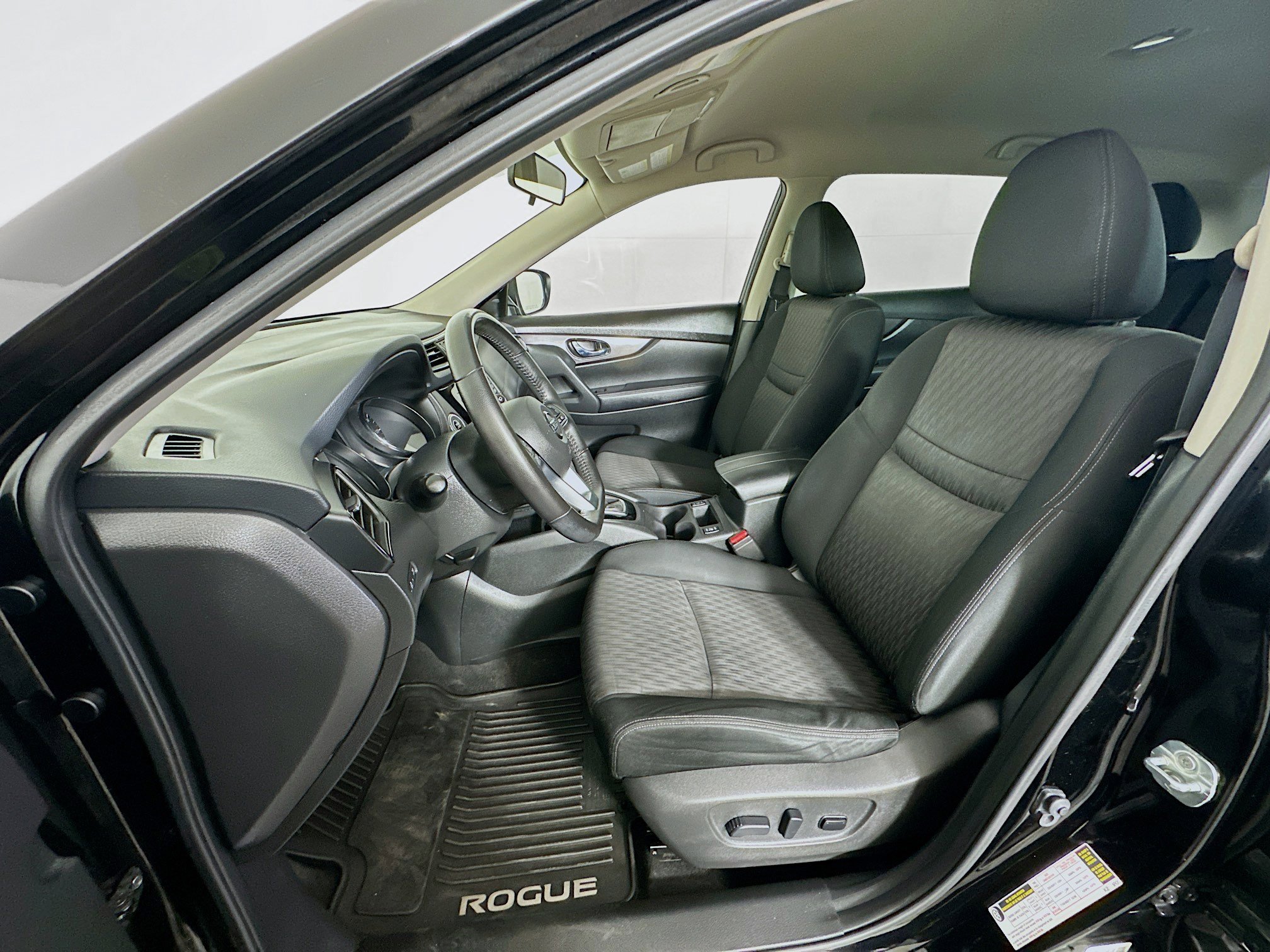 Used 2018 Nissan Rogue SV image 13