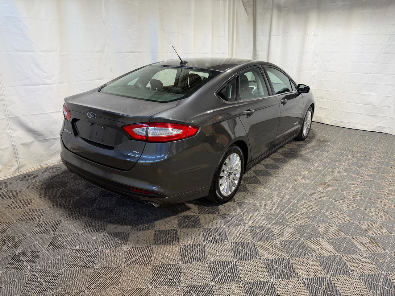 Used 2015 Ford Fusion SE FWD image 10