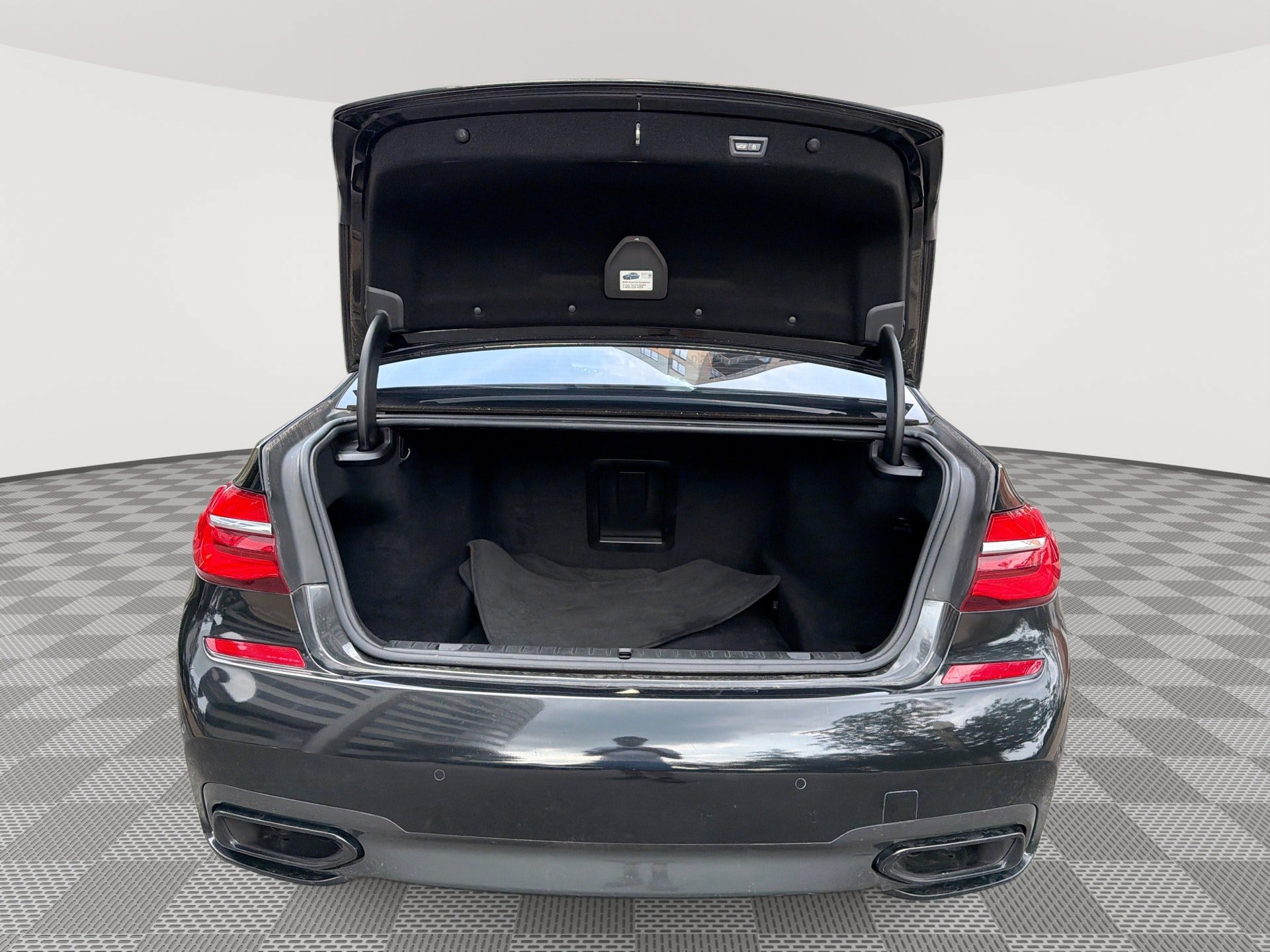 Used 2018 BMW 750i w/ Executive Package RWD image 22