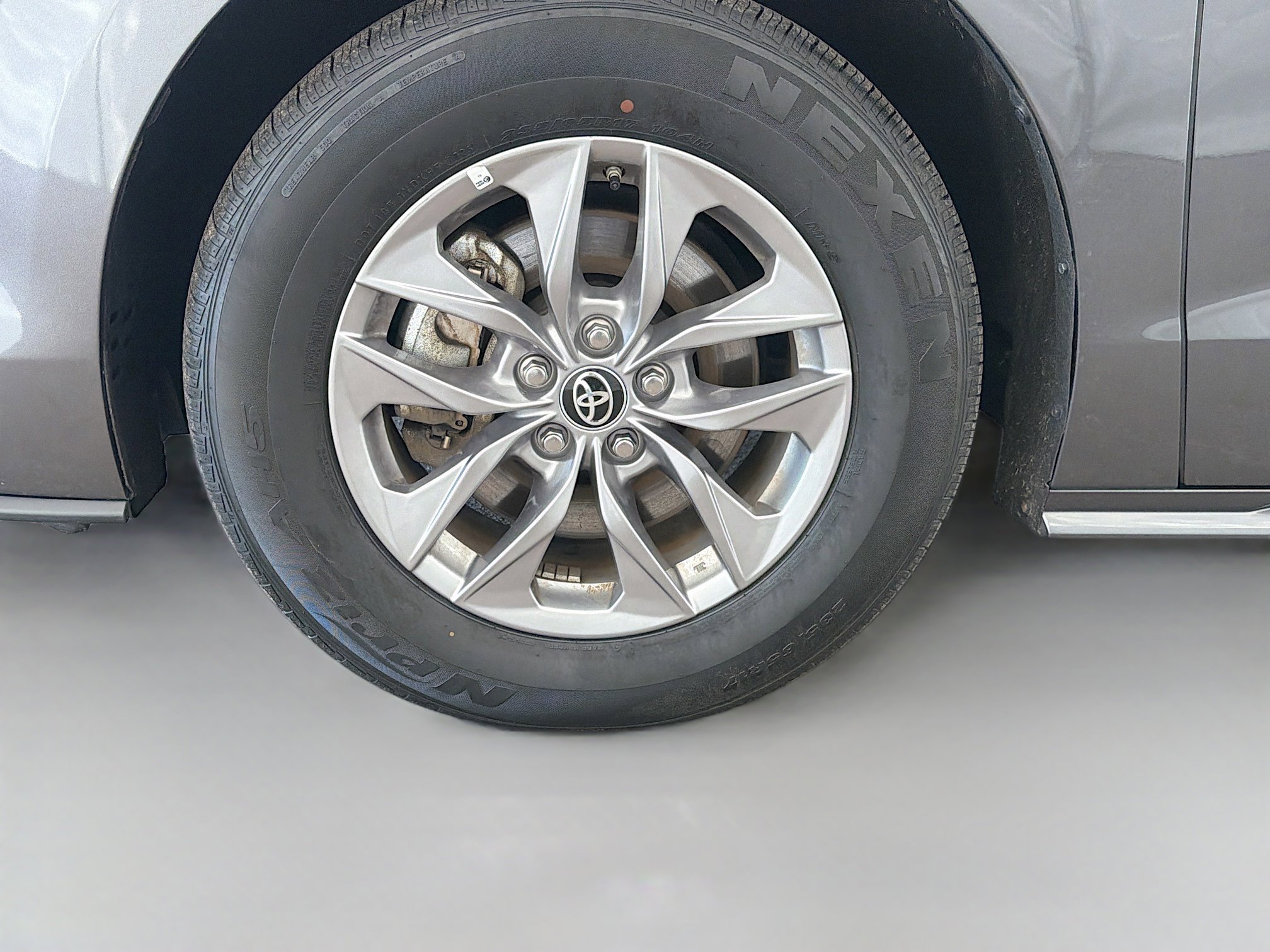 Used 2025 Toyota Sienna XLE image 42