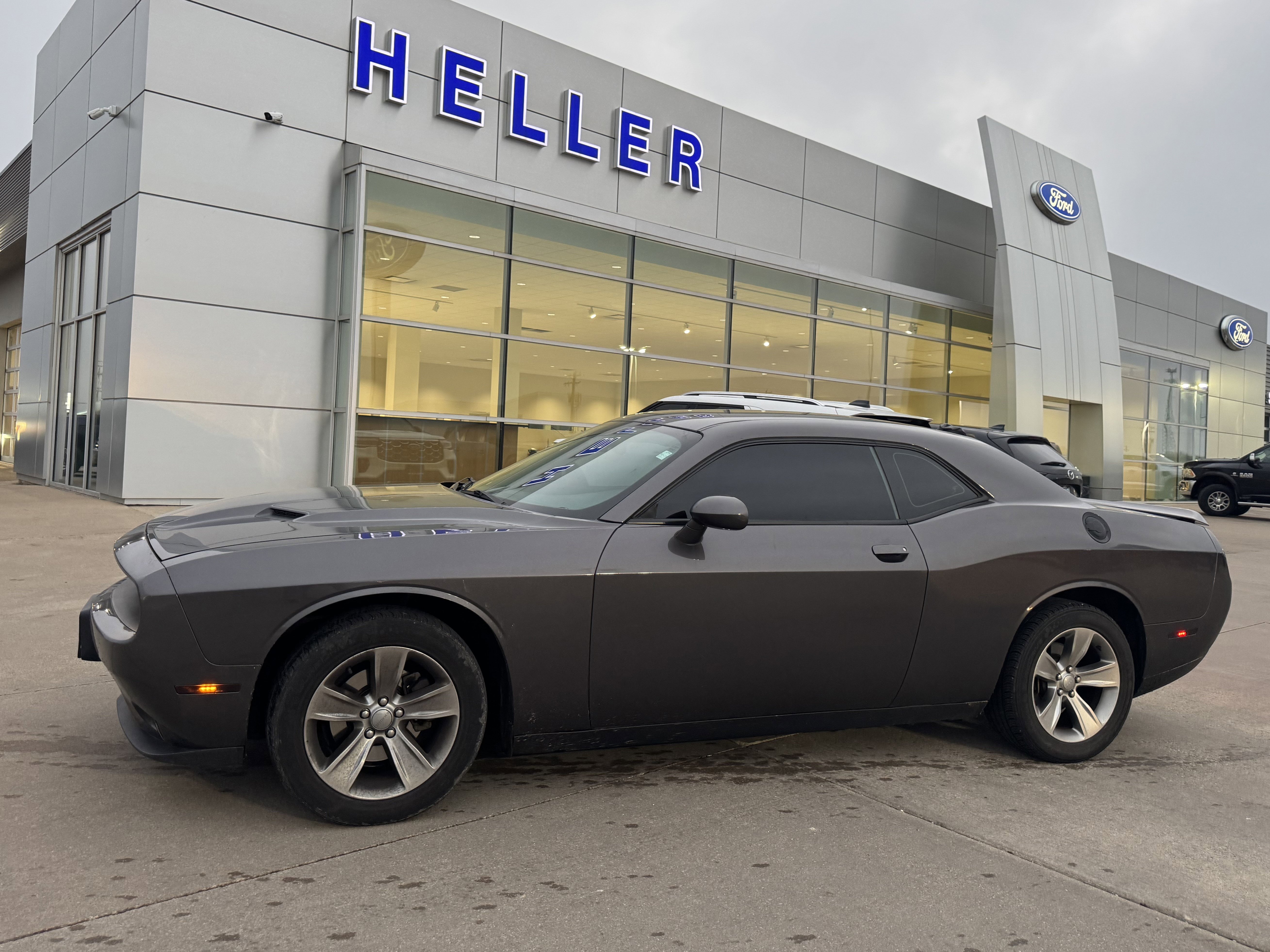 Used 2015 Dodge Challenger SXT image 3
