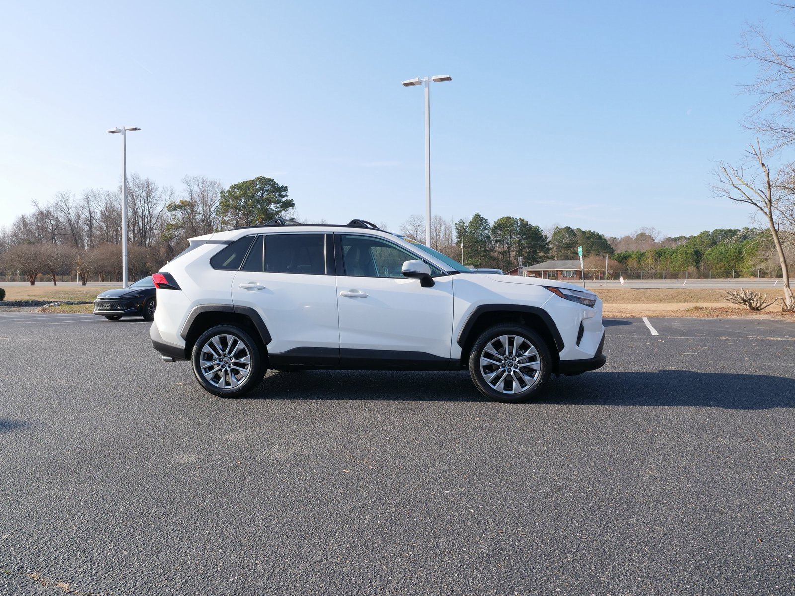 Used 2022 Toyota RAV4 XLE Premium image 3