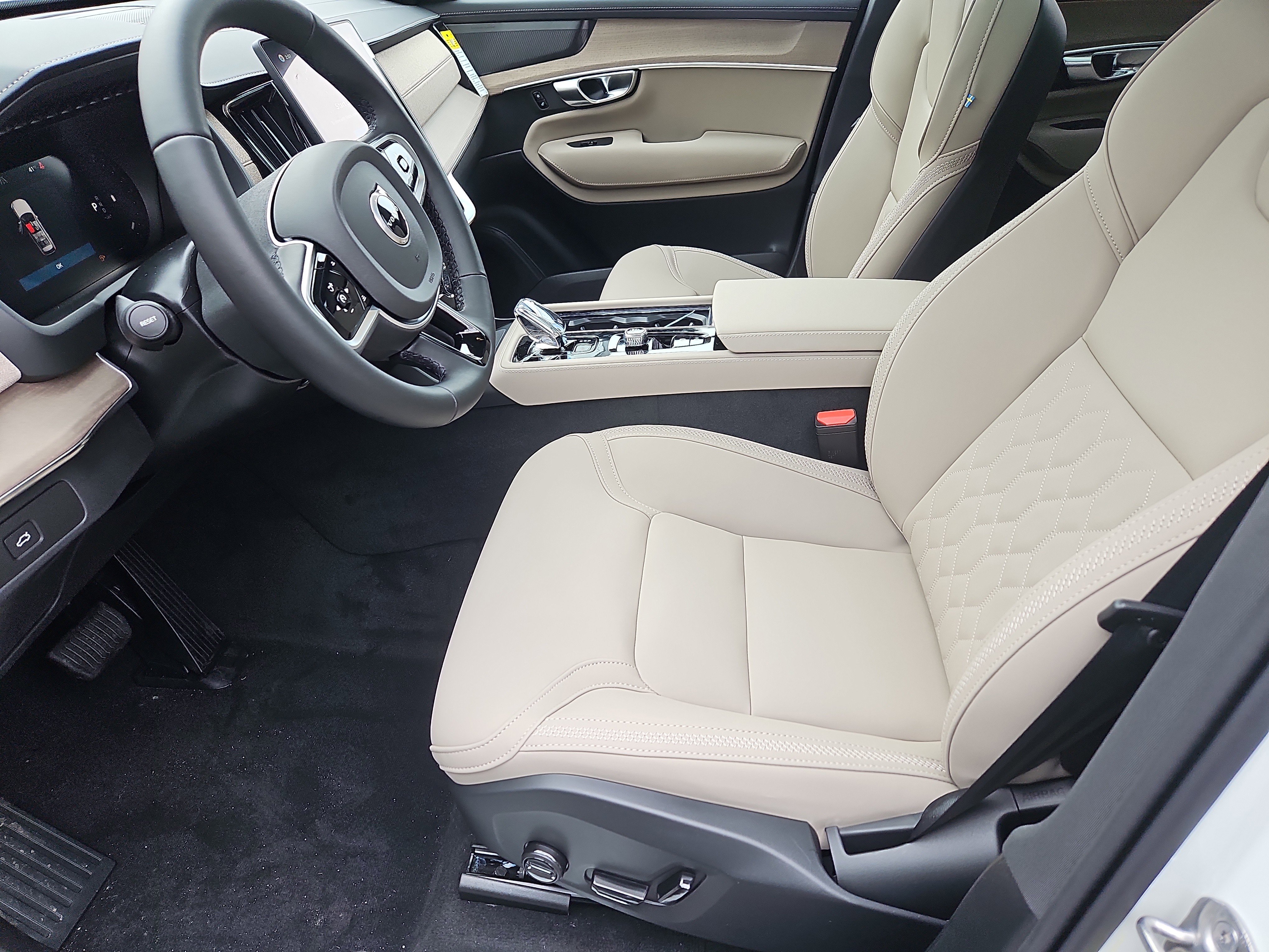 New 2026 Volvo XC90 B6 Plus w/ Protection Package Premier image 21