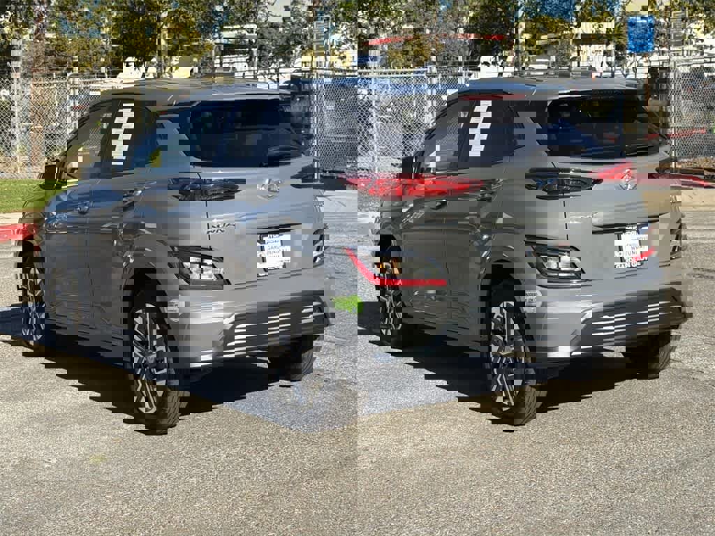 Used 2023 Hyundai Kona SE image 6