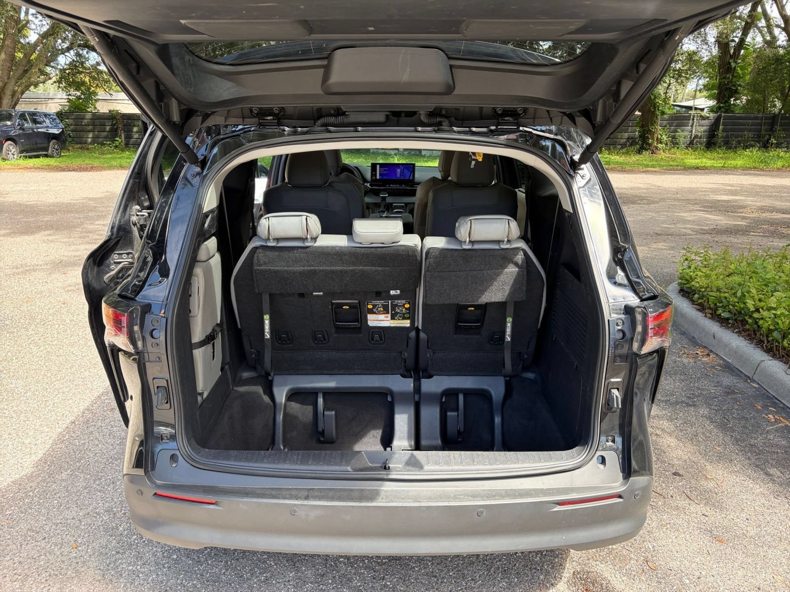 Used 2025 Toyota Sienna XLE FWD image 34
