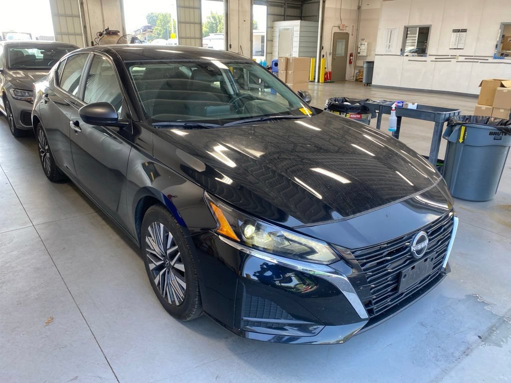 Used 2024 Nissan Altima 2.5 SV FWD image 1