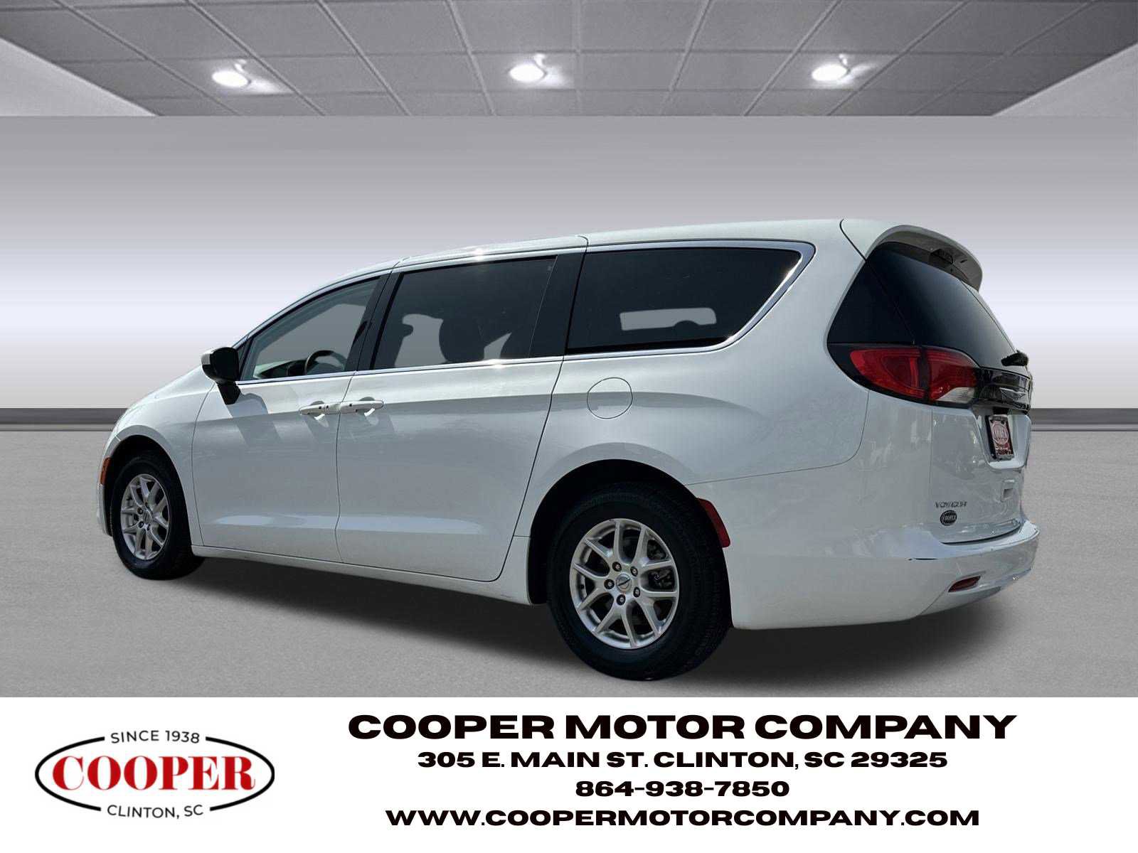 Used 2023 Chrysler Voyager LX image 5