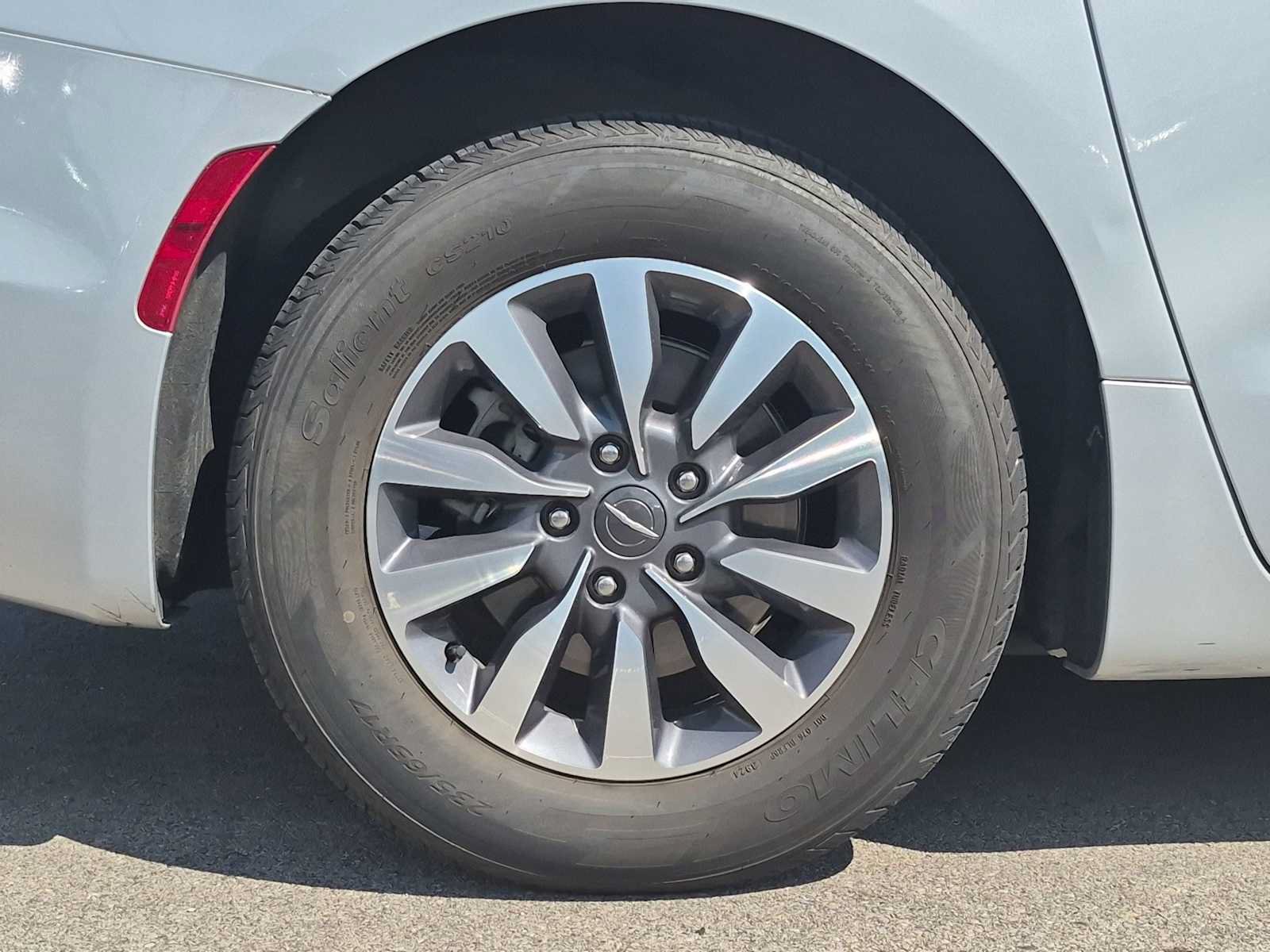 Used 2023 Chrysler Pacifica Touring-L FWD image 12