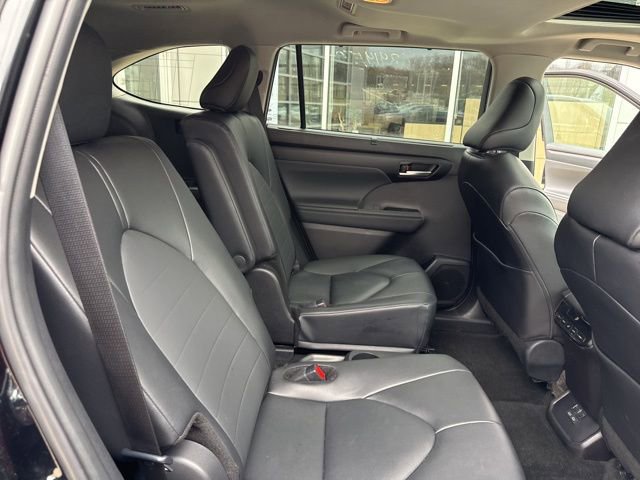 Used 2025 Toyota Highlander XLE AWD/4WD image 35