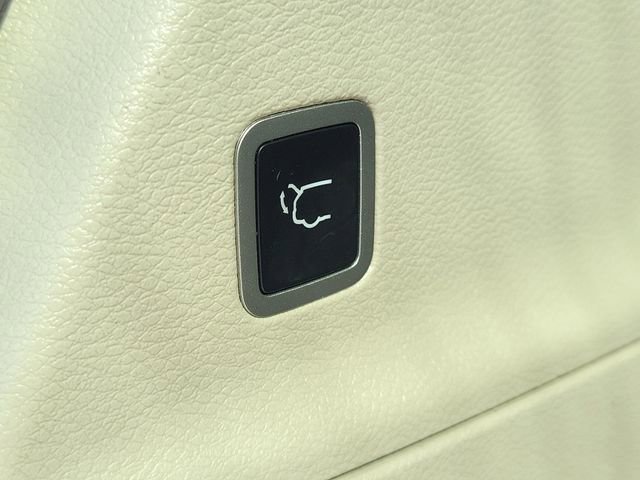 Used 2023 Chrysler Pacifica Touring-L FWD image 11