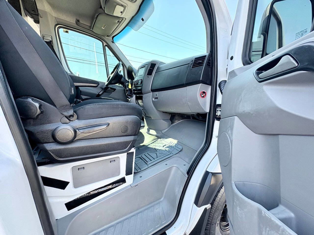 Used 2017 Mercedes-Benz Sprinter 2500 image 25