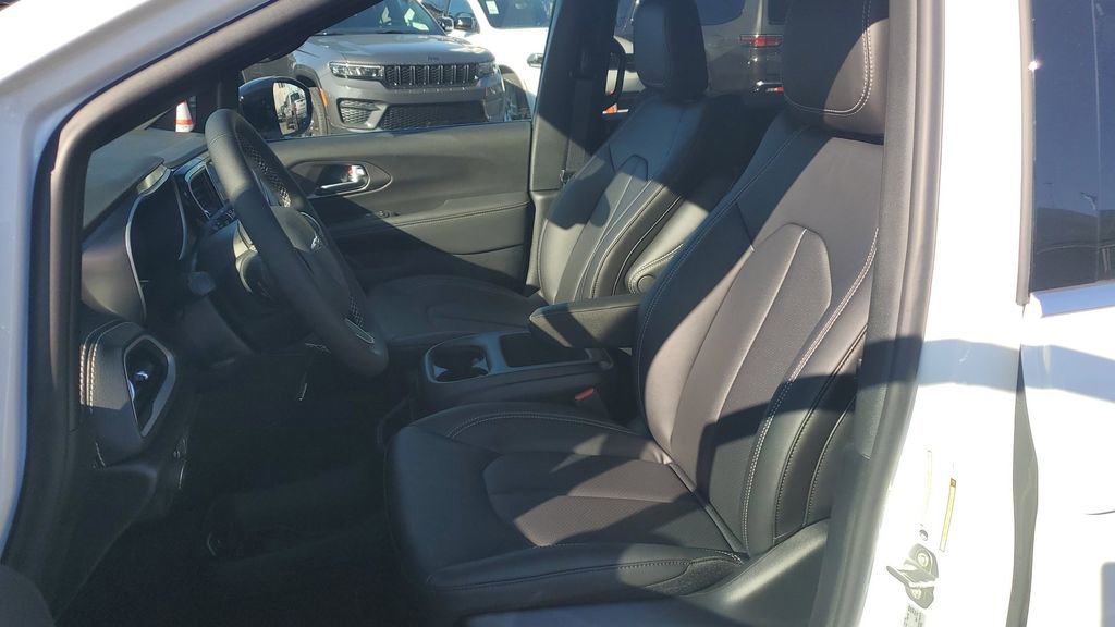 New 2026 Chrysler Pacifica Select image 16
