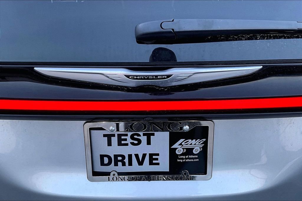 Used 2024 Chrysler Pacifica Touring-L image 8