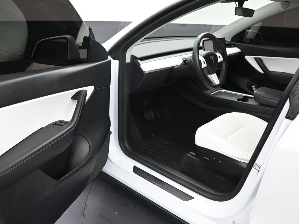 Used 2022 Tesla Model Y Long Range image 10