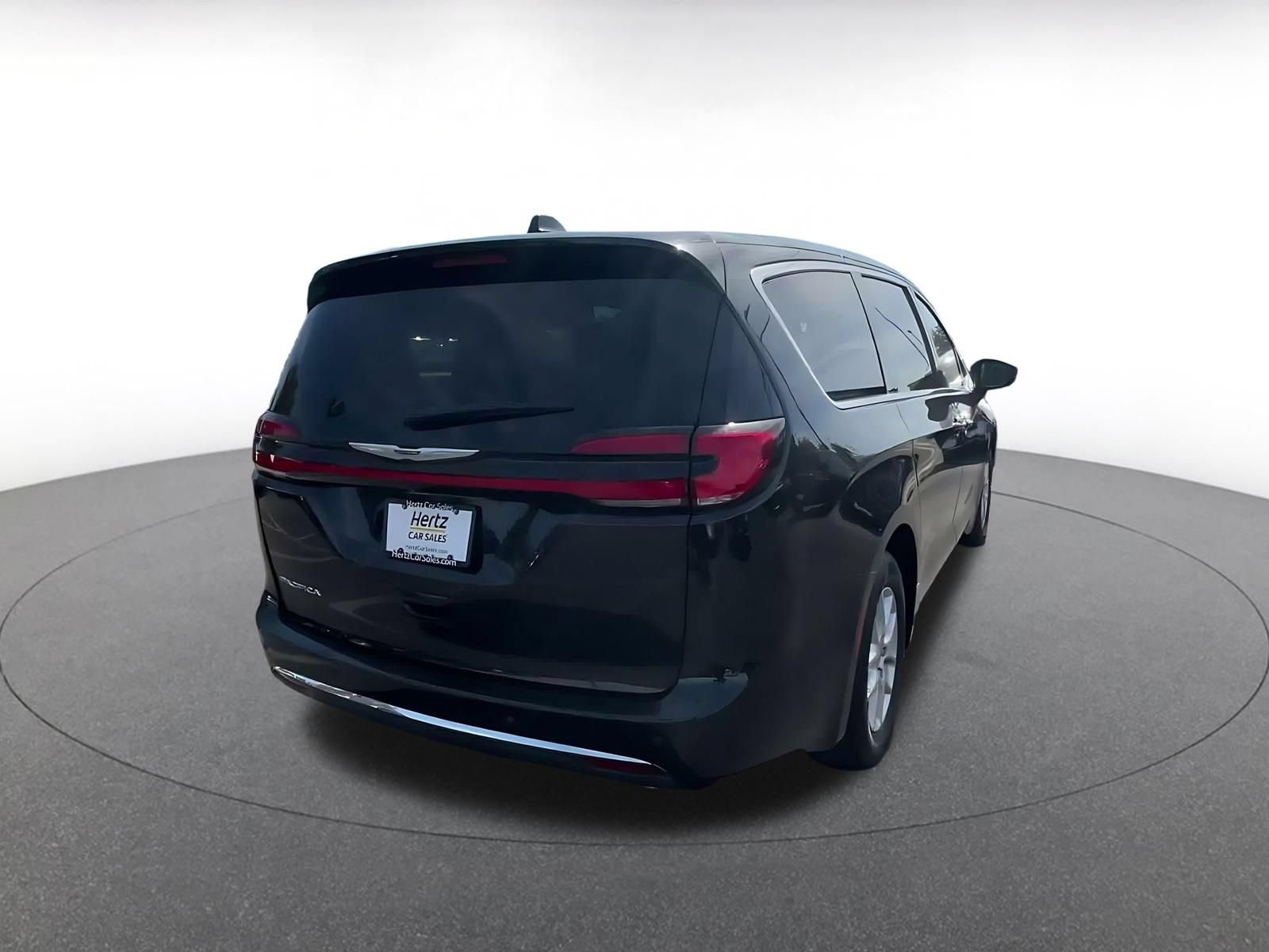 Used 2023 Chrysler Pacifica Touring-L FWD image 13